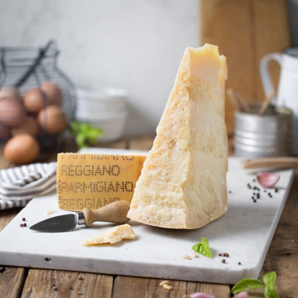 パルミジャーノ・レッジャーノ DOP 2.2 lb (1kg) - (パルメザンチーズ PDO 18ヶ月（1個入り）)