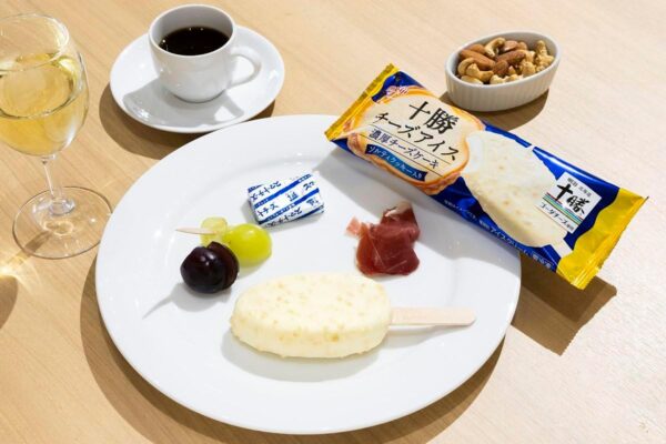 明治 十勝チーズアイス 濃厚チーズケーキ 84ml×20袋 - 画像 (3)