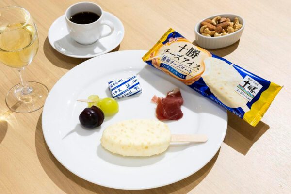 明治 十勝チーズアイス 濃厚チーズケーキ 84ml×20袋 - 画像 (3)