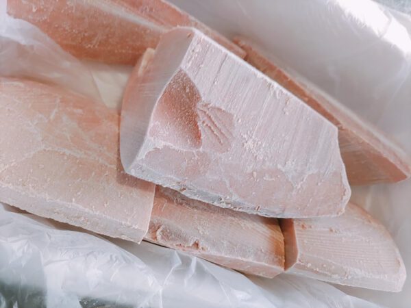 三崎港直送 キハダマグロ 切り落とし 訳あり 端材詰合せ (1kg)冷凍 マグロ